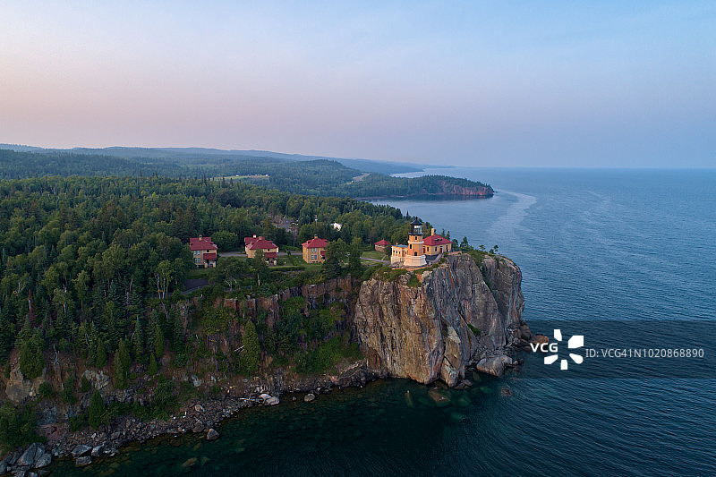 苏必利尔湖畔黄昏斯普利特岩灯塔图片素材