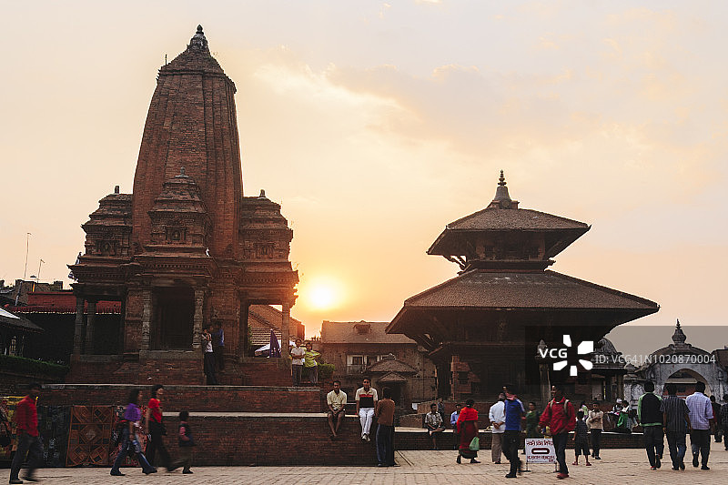 日落时分的巴克塔普尔杜巴广场图片素材