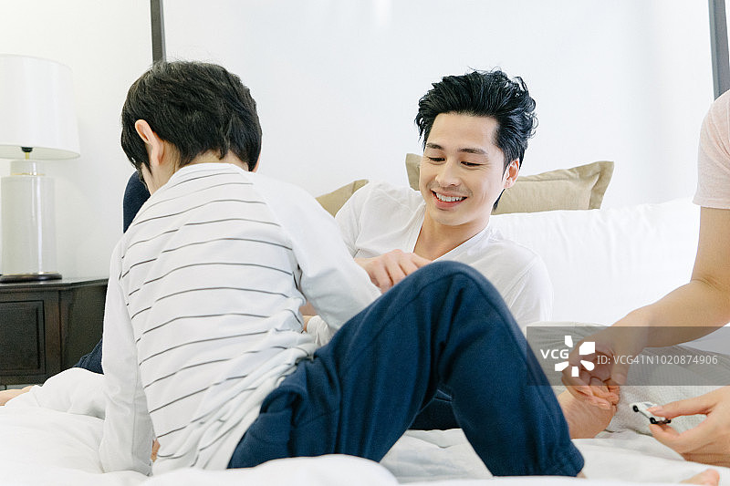 幸福家庭早晨在床上玩耍图片素材