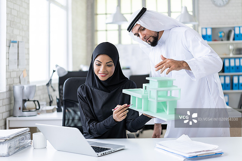 两位阿拉伯建筑师讨论项目图片素材