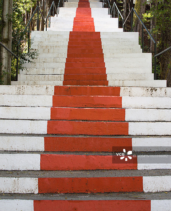 中间有红色条纹的石阶图片素材