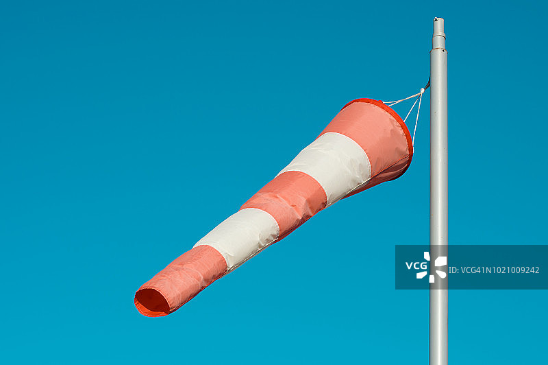 安装在2公里桥上的风向标图片素材