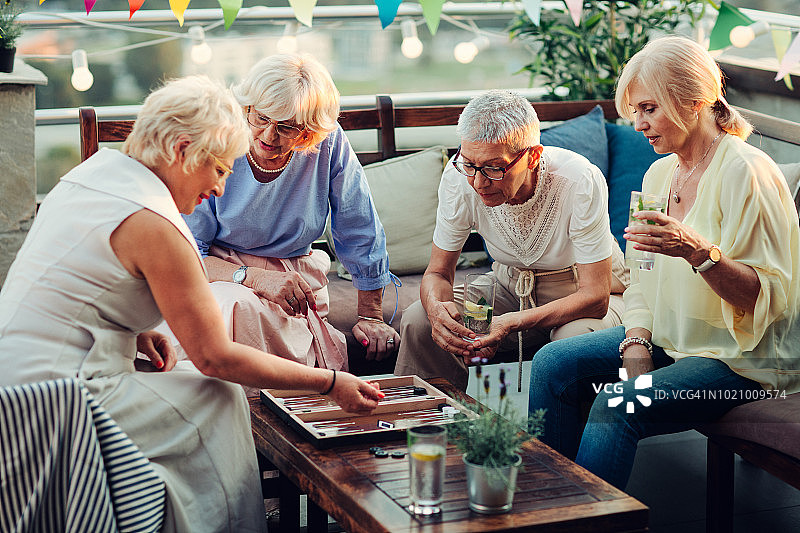 老年女性玩双陆棋图片素材