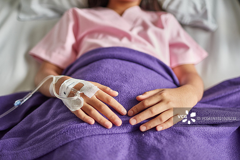 女患者在病房病床上接受治疗图片素材
