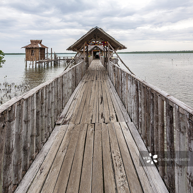 菲律宾东萨马省的木制走道图片素材
