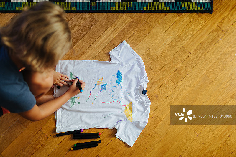 装饰T恤的小女孩图片素材