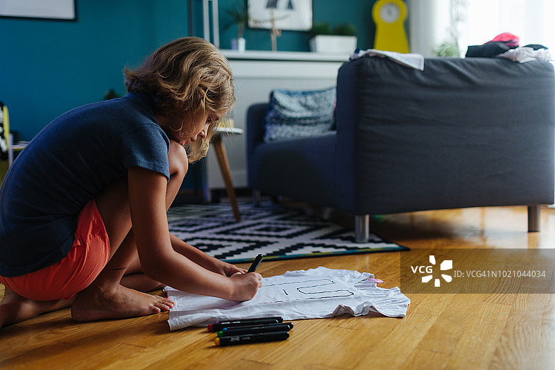 装饰T恤的小女孩图片素材