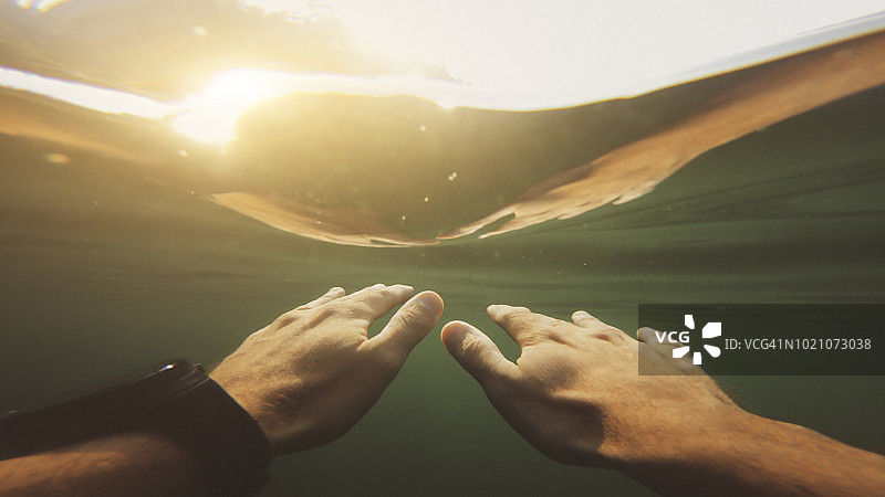 在湖泊休闲区游泳的第一人称视角图片素材