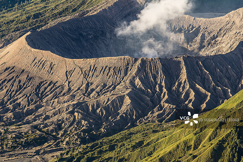 印度尼西亚东爪哇布罗莫腾格尔塞梅鲁国家公园的活火山坑景观图片素材