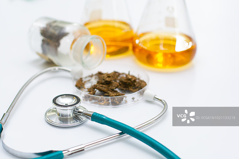 医用大麻特写：大麻花蕾与医生处方，配有听诊器的药用大麻图片素材
