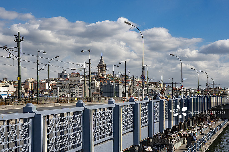 土耳其伊斯坦布尔埃米诺努广场的加拉塔桥和塔图片素材