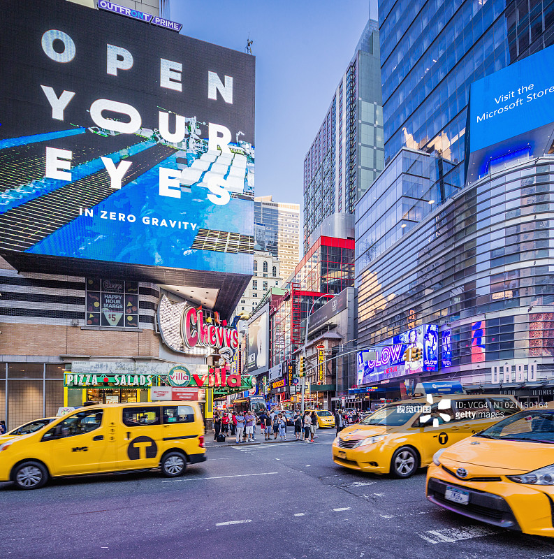 曼哈顿中城：第八大道与西42街交汇处的出租车图片素材