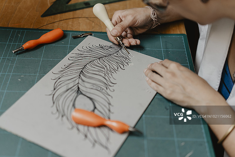 年轻女子雕刻羽毛图案图片素材