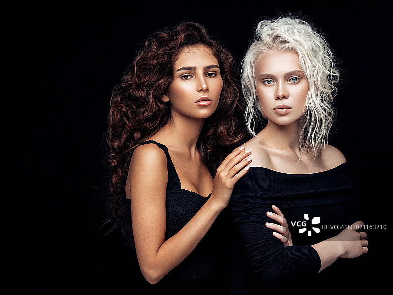 两个漂亮的女孩照片图片素材