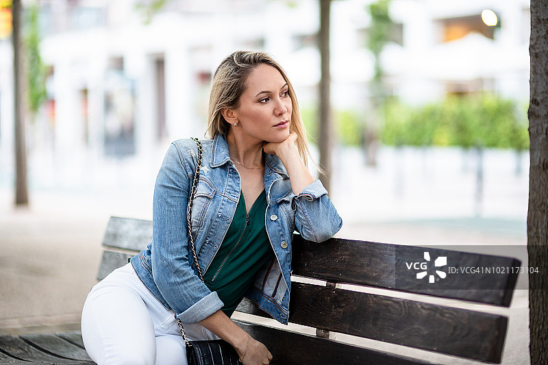 街上的悲伤女人图片素材