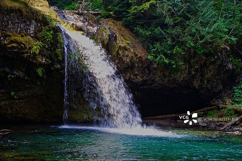 禅意铁溪瀑布图片素材