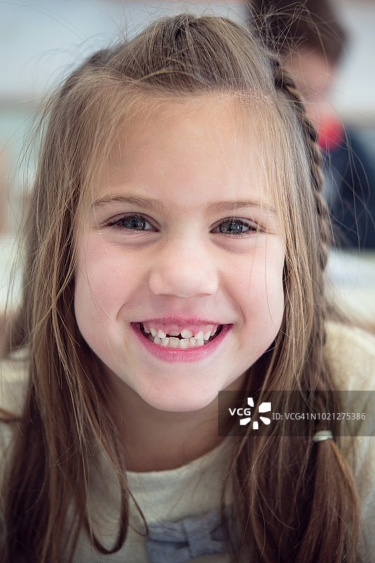 微笑的女孩肖像图片素材