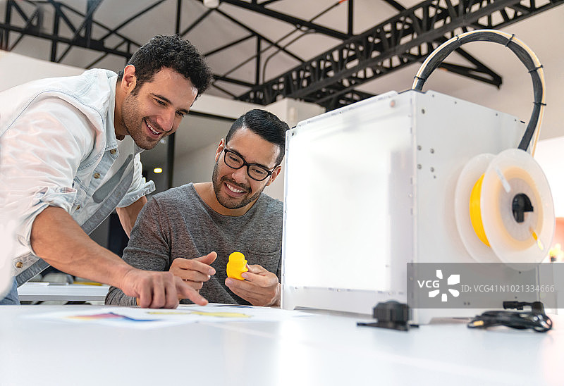 使用3D打印机的快乐设计师图片素材