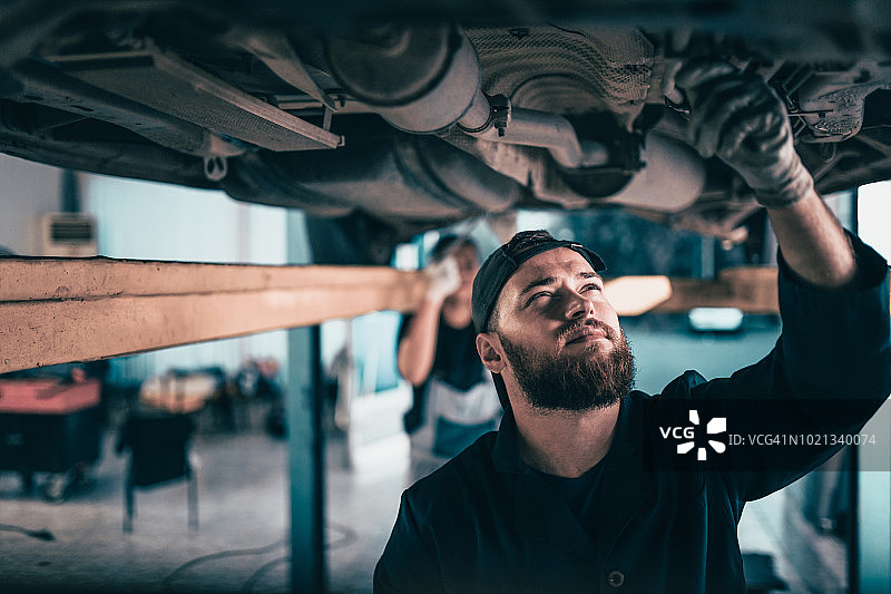 车库机械师修理汽车图片素材