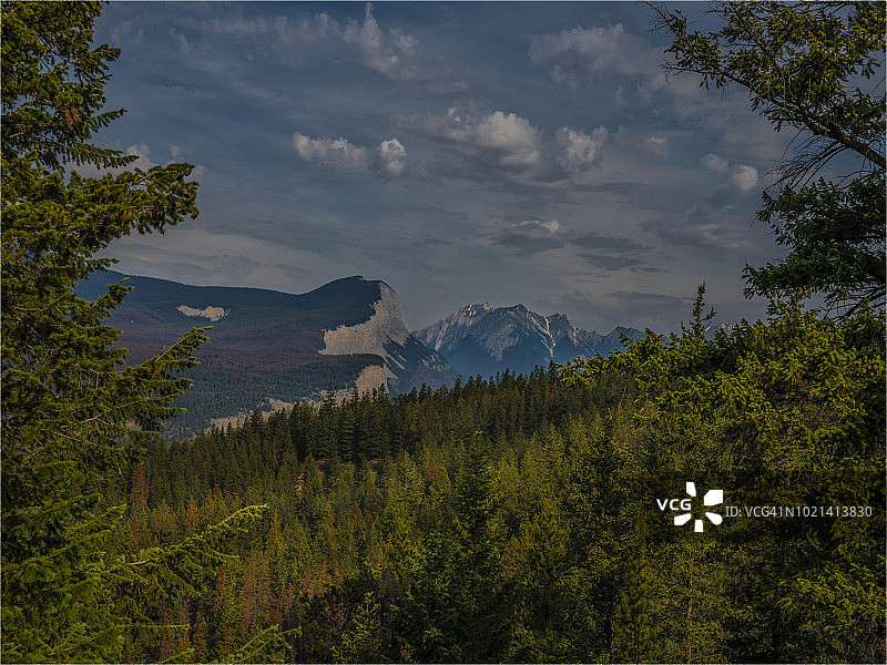 加拿大艾伯塔省贾斯珀国家公园玛琳峡谷风光图片素材