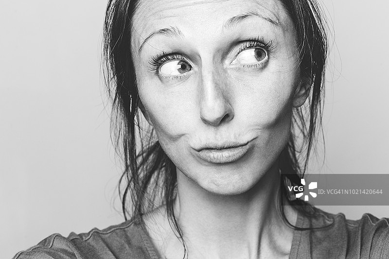 扬起眉毛的年轻女人的特写图片素材