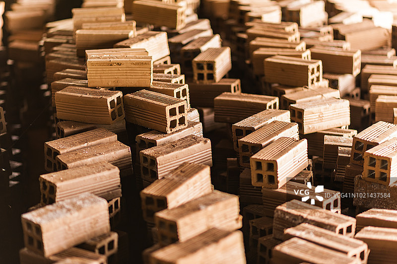 窑炉中烧制前的泥砖干燥细节图片素材