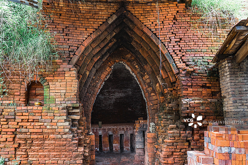 参观越南湄公河三角洲的砖厂图片素材