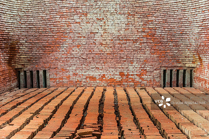 窑炉中烧制前的泥砖干燥细节图片素材