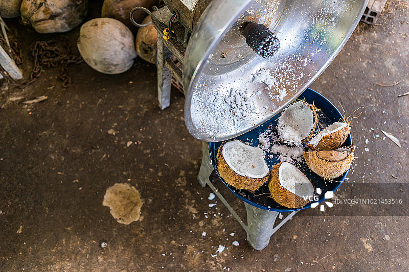 从椰子壳中提取并磨碎的椰肉图片素材