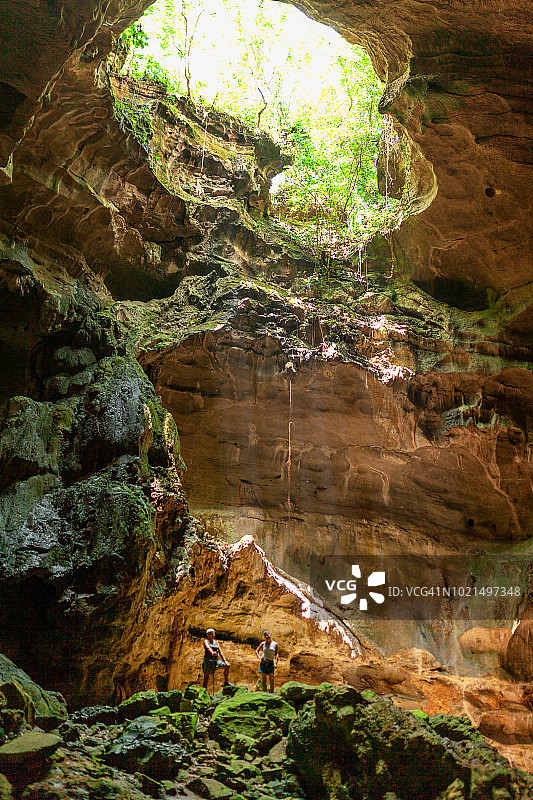 在洞穴中摆姿势的两个人图片素材