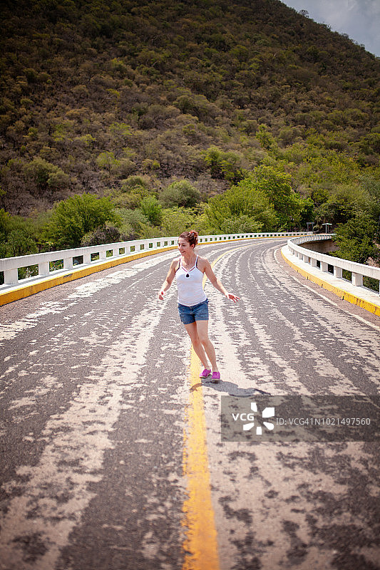 女人在桥中央奔跑图片素材