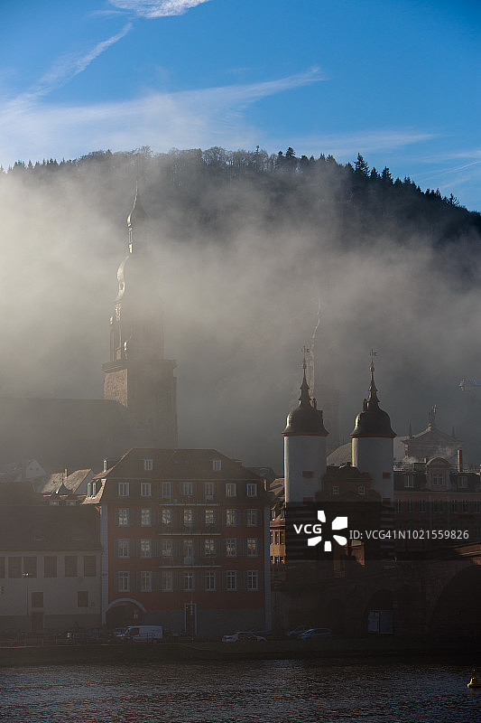 清晨的桥门和教堂图片素材