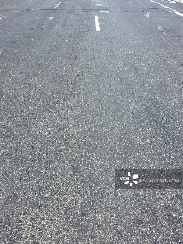 城市沥青路面上的道路标线图片素材