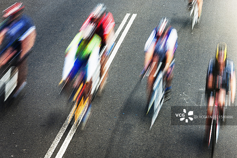 高速骑行并带有动态模糊的骑行者图片素材