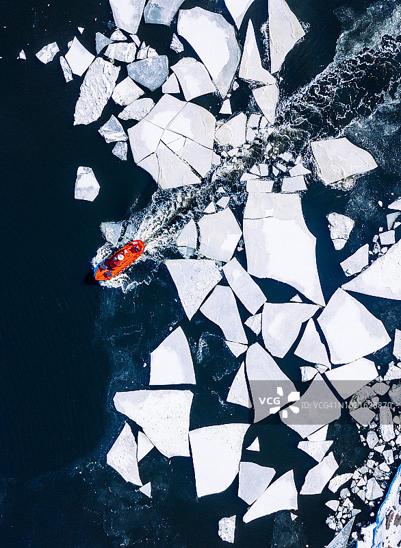 从冬季高处俯瞰的红色破冰船在赫尔辛基周围波罗的海的裂冰中穿行图片素材
