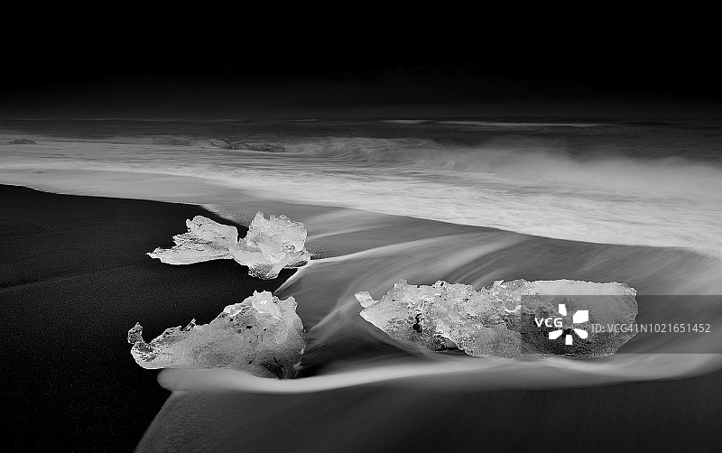 冰块静卧于冰岛西南部杰古沙龙冰河湖入口处的海滩上图片素材