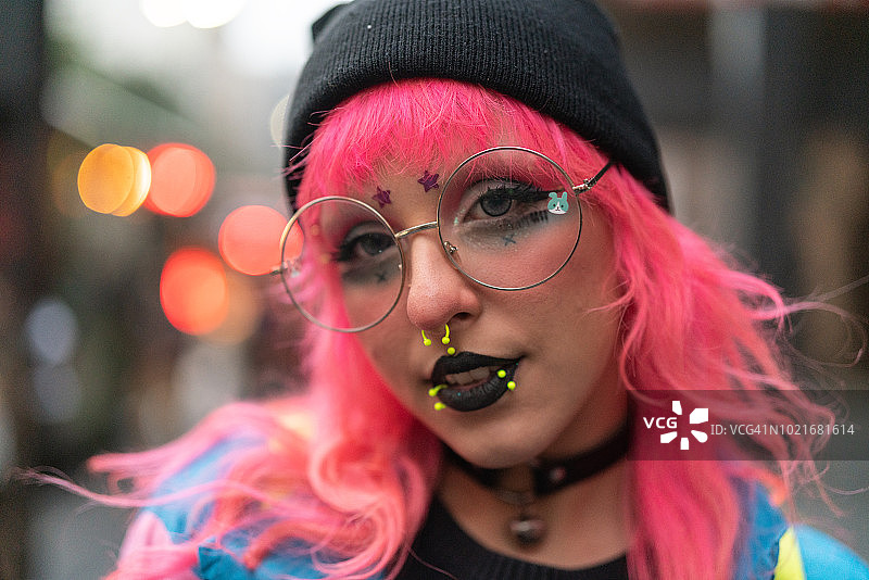 另类生活方式女孩肖像图片素材