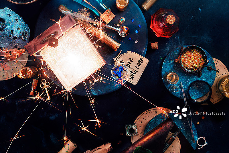 木箱内的火焰和火花，炼金设备星空占卜师工作台图片素材