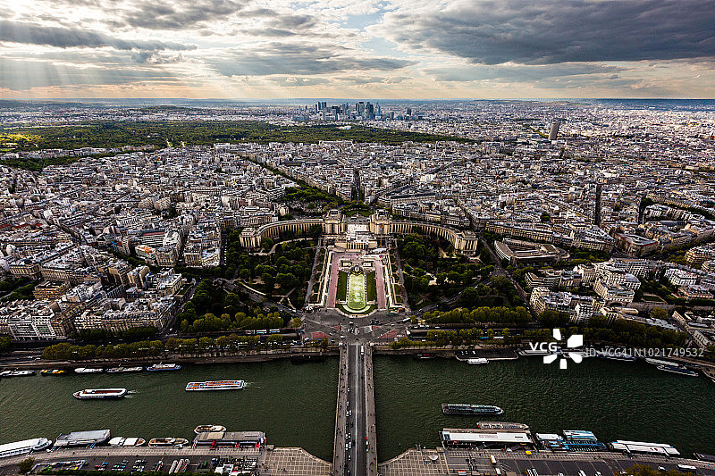 巴黎特罗卡德罗广场和拉德芳斯金融区日落景观图片素材