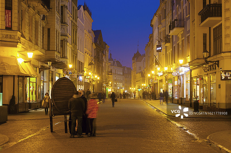 夜晚的托伦老城区图片素材
