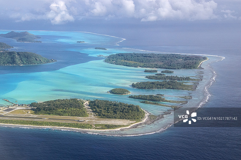 波拉波拉岛机场上空图片素材