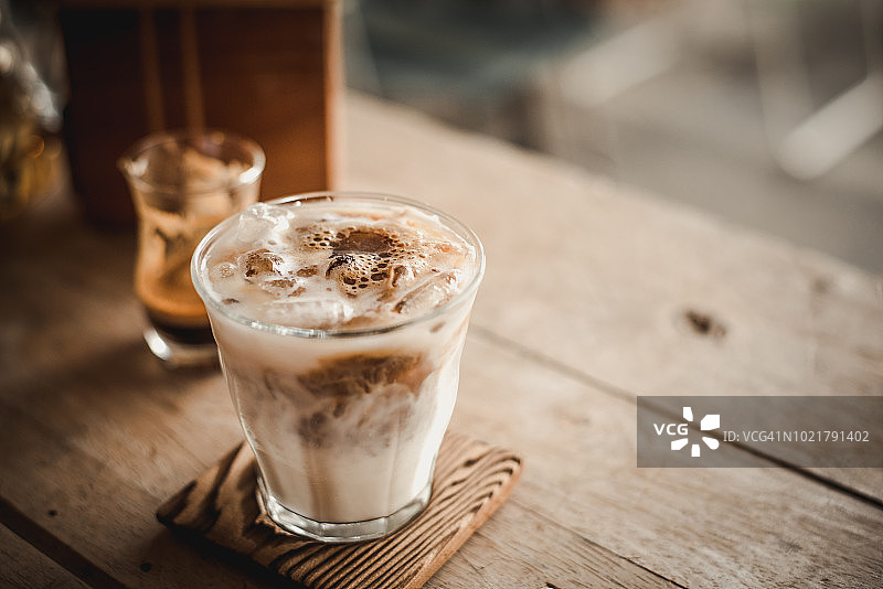 咖啡店背景的复古色调拿铁咖啡图片素材