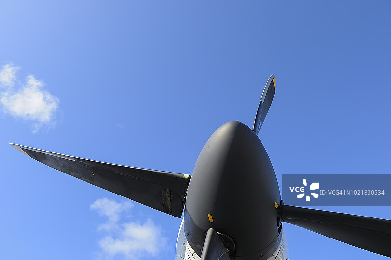 冰岛凯夫拉维克机场的螺旋桨飞机图片素材