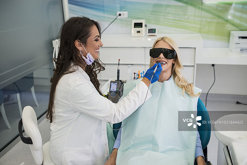 患者在诊所接受牙科治疗图片素材