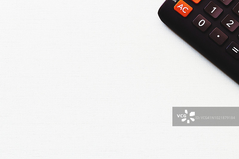 白色纹理背景上的计算器，留白区域图片素材