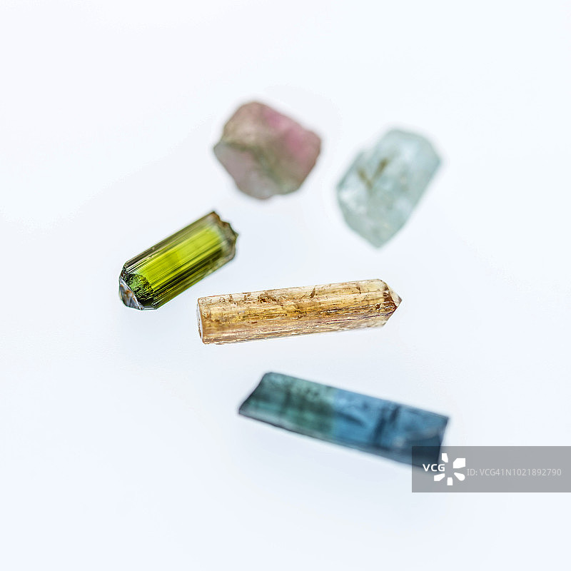 蓝色和绿色碧玺、海蓝宝石、粉色和绿色碧玺以及帝王托帕石图片素材