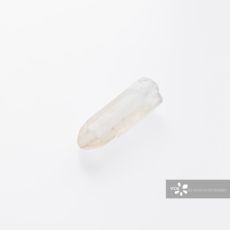 白色背景上浅橙色赤铁矿石单晶图片素材