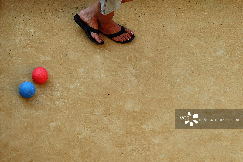 俯瞰男人玩滚球，仅露出脚图片素材