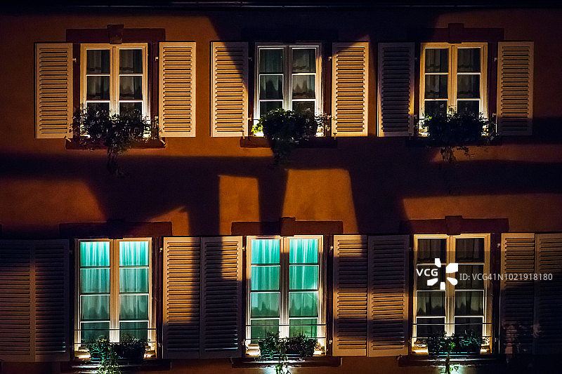 法国老房子夜景中突出显示的窗户图片素材
