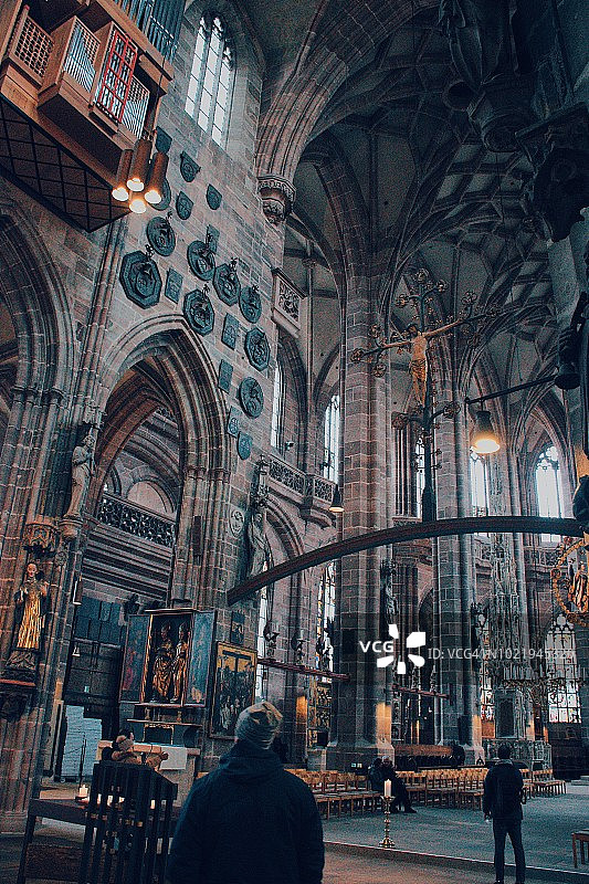 德国纽伦堡圣劳伦斯教堂的背面人群图片素材
